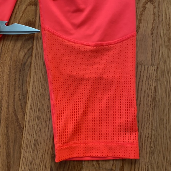 Nike cropped leggings, size 6 - Picture 8 of 8